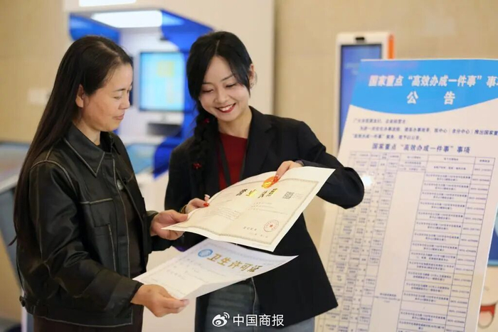 △图为工作人员为办事群众提供服务。（资料图，图片由CNSPHOTO提供）