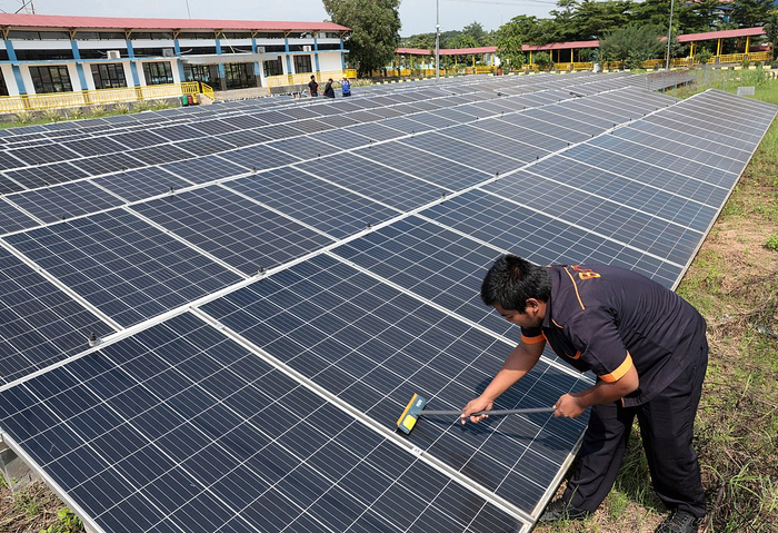 △工作人员清洁太阳能板（资料图）