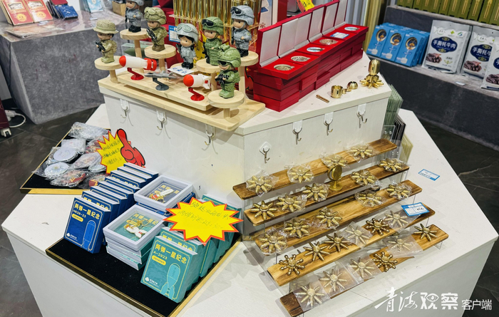 “小文创”感悟红色文化“大能量”。青海日报融媒体记者 郭靓 摄