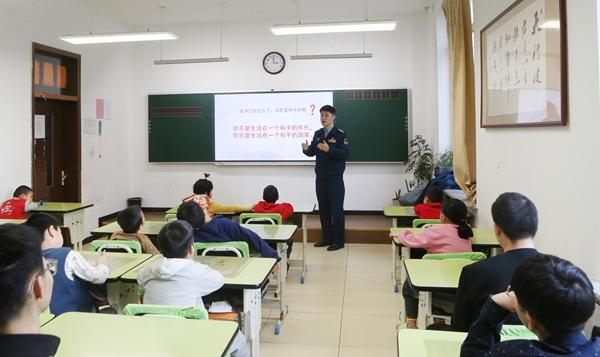 2026年1月，空军通信士官学校“雷锋精神宣传队”利用周末时间，走进辽宁省大连市儿童福利院开展国防教育。李洁/摄