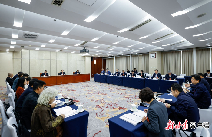 3月12日上午，十四届全国人大四次会议甘肃代表团在驻地举行小组会议。新甘肃·甘肃日报记者 孟捷