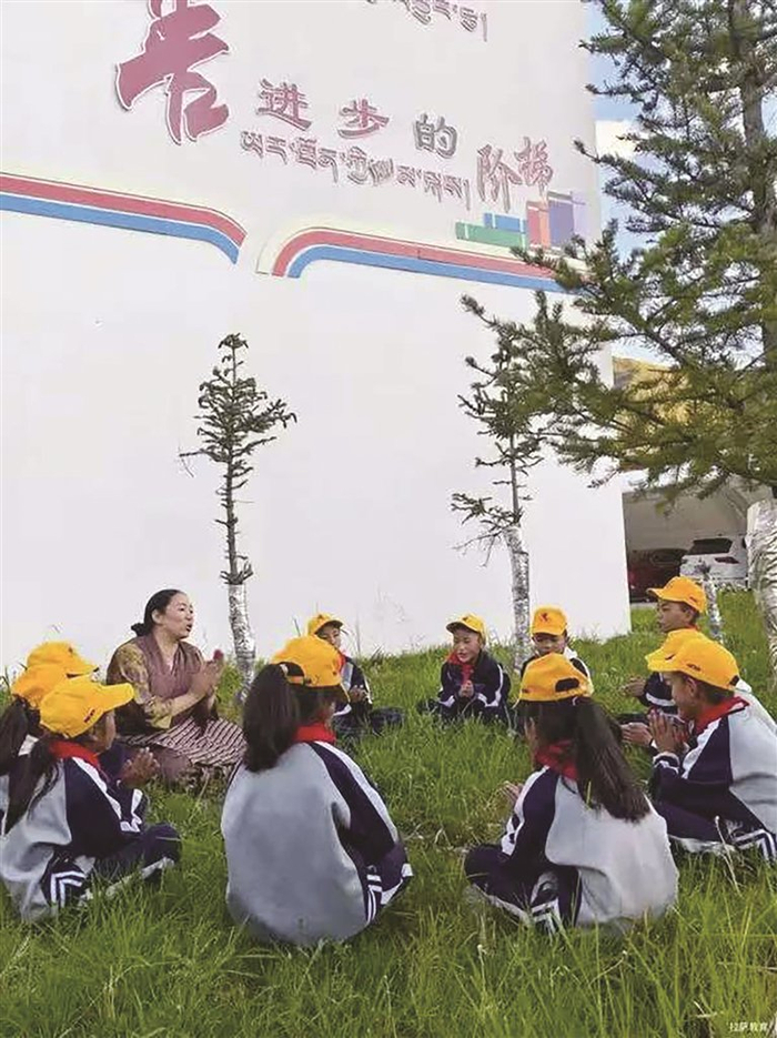 顿珠卓玛与学生课间一起休息。通讯员 次昂 摄