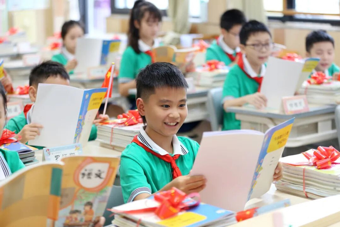 在四川省乐山市翡翠实验学校，学生们正在教室朗读新书本内容。李华时 摄