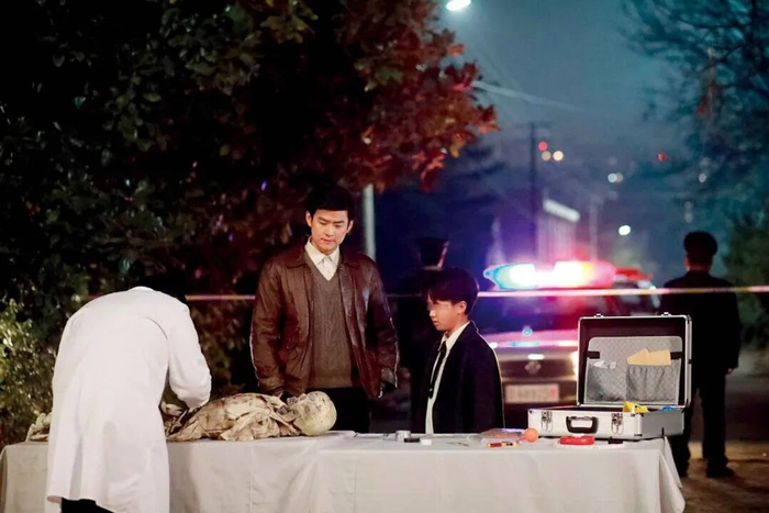 航航（右）在一部短剧的拍摄现场。