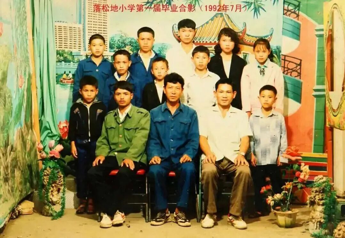 落松地小学第一届毕业合影。图源：央视新闻