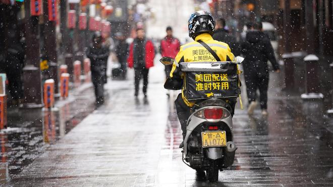  平台经济中的外卖员（图片来源：视觉中国） 