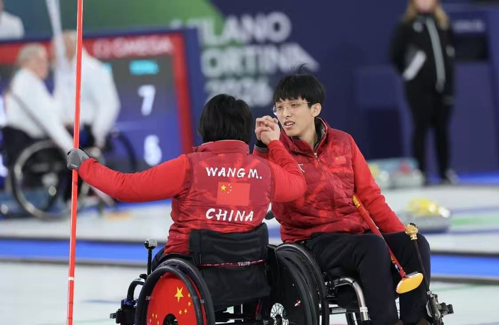 杨金桥（右）与王蒙在赛场上互相鼓励。  本报记者陶相安 摄