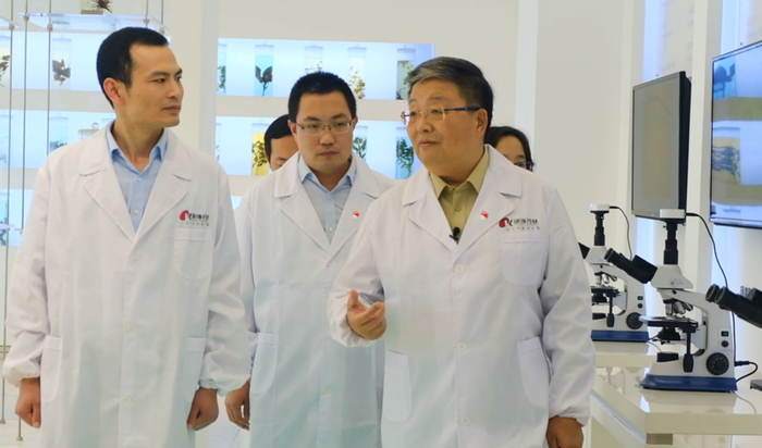 全国人大代表、中国工程院院士、江苏康缘集团党委书记肖伟。连云港日报供图