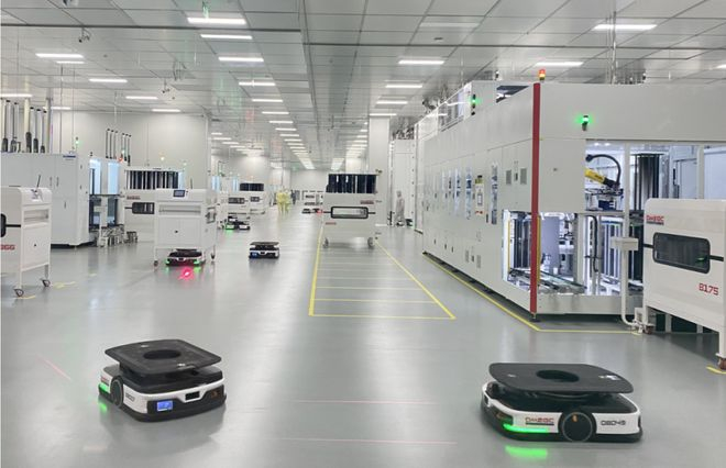 ▲四川东磁5G工厂机器人自动化生产高效太阳能电池片