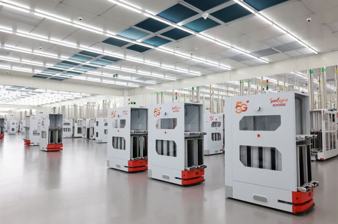 ▲和光同程5G工厂机器人生产高效太阳能电池片场景