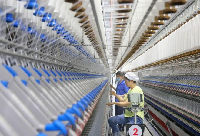 纺织工人在江苏大生集团碳中和智慧纺纱工厂生产车间忙碌 许丛军 摄