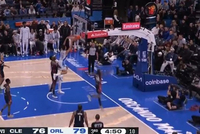 大将胆边生！席尔瓦三分线外晃飞哈登 突破起飞双手暴扣！