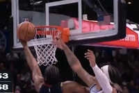 节奏大师！哈登突破小停顿+欧洲步定住防守轻松上篮得分