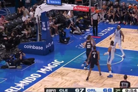 动起来打！莫布里持球强突班凯罗后仰跳投得分