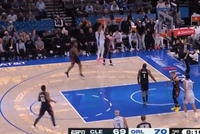 开枪庆祝咯！贝恩反跑摆脱打成2+1后 再底角追身三分打停骑士！