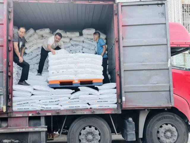 樟木头塑胶原料市场内，工人正在忙碌装货。