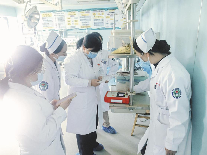 徐连那在医院开展日常医疗器械检查（左三）。徐连那供图