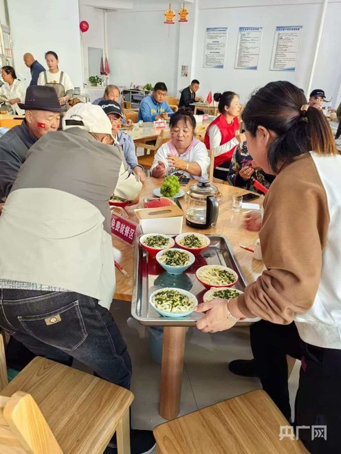 居民在社区食堂就餐（央广网发  受访者供图）