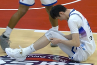 危险！威金顿争球扫倒宁鸿宇险致后者被袁照耀压伤 前者吃到违体