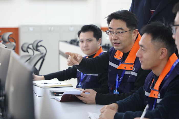 宗强带领团队实地调研工业互联网平台。