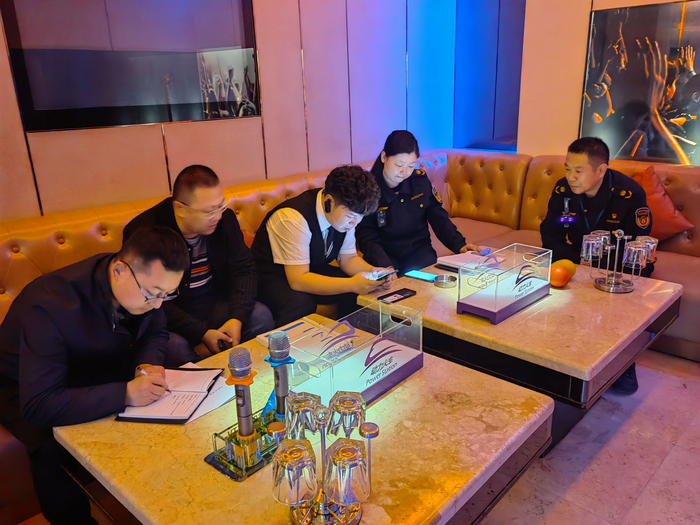 乌鲁木齐市文化市场综合行政执法队走进文化企业通过扫码开展执法检查