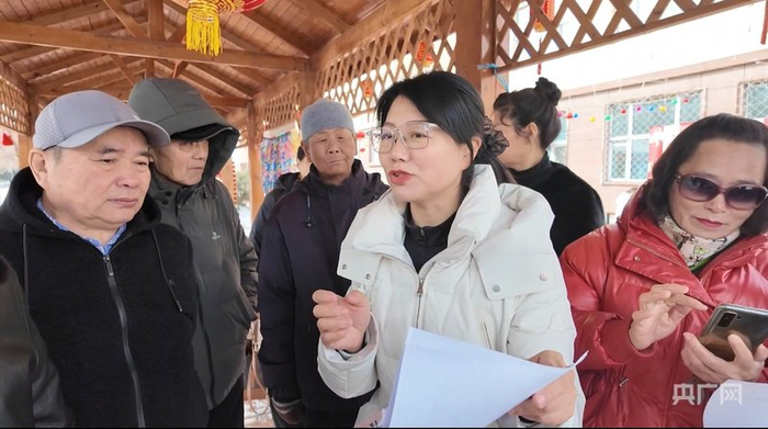 佟秀莲（中）在社区走访调研（央广网发  鹤岗市融媒体中心供图）
