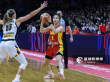 传球还不错！张曼曼4中2&三分3中1拿到7分 送出5助攻且没有失误