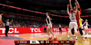 绝对的身高优势！张子宇篮下面对三人包夹直接出手得分