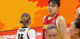 实在不应该！王思雨底线发球时脱手 球掉到场内丢失球权