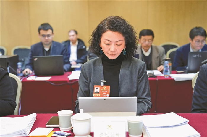 图为3月7日，住藏全国政协委员边巴拉姆参加所在界别小组讨论。记者 旦增旺姆 摄