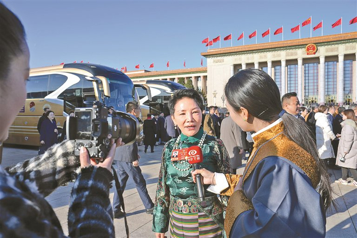 图为住藏全国政协委员卓嘎接受媒体采访。记者 陶玥 摄
