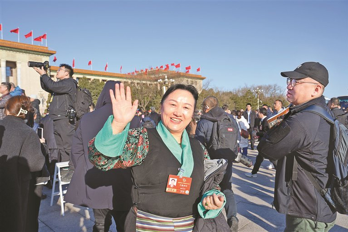 图为住藏全国政协委员巴桑卓玛向记者挥手致意。记者 陶玥 摄