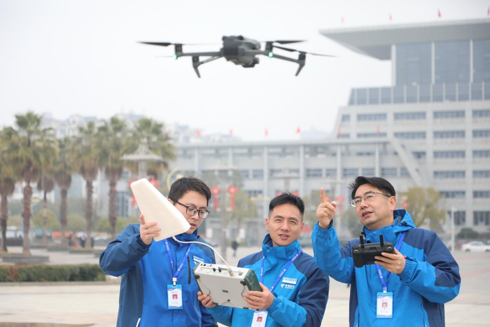 宗强和团队成员开展低空飞行关键技术测试。