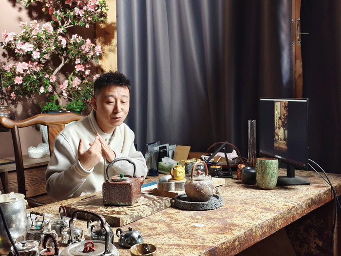正在直播销售银器的陈战。记者 李丽 摄