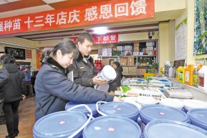 　　强化农资检查，护航春耕生产。本报记者 刘洋摄