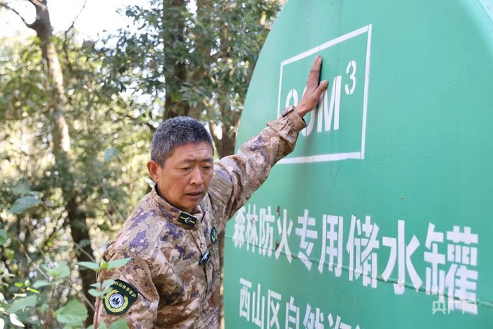 李成旺检查储水箱（央广网发  陈丽  摄）