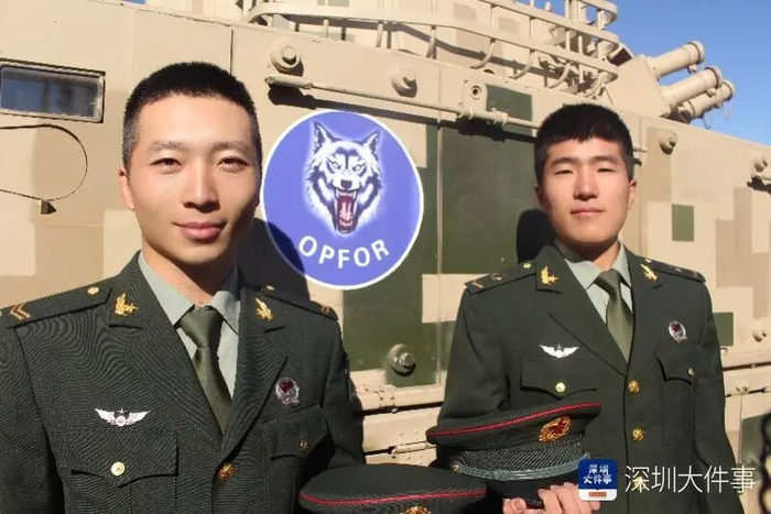 大学期间容海瑞（左）入伍两年。受访者供图