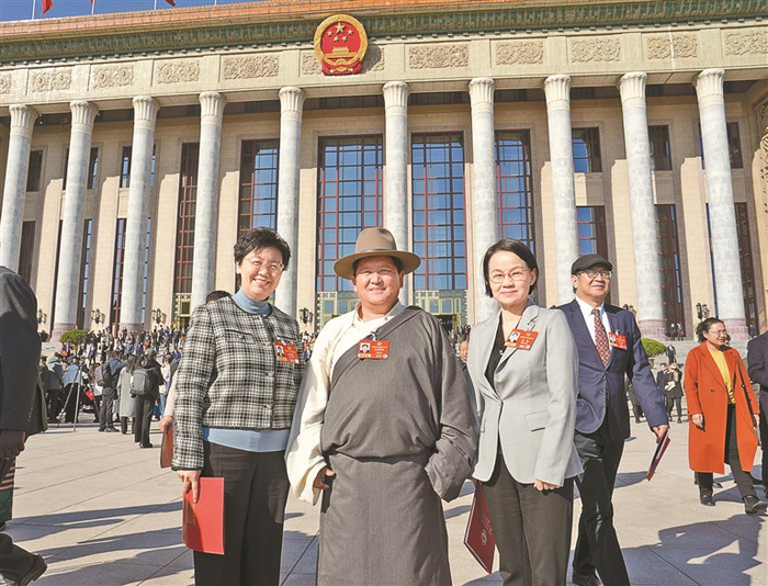 图为住藏全国政协委员扎西顿珠与其他全国政协委员一起合影。本报记者 陶玥 摄