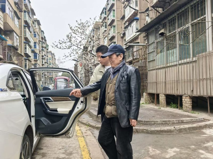 马重阳接送社区的老人（受访者供图）