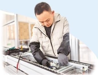 贵州三是智能科技有限公司技术工人在连接设备信号电缆。 贵州日报天眼新闻记者 高伟 摄