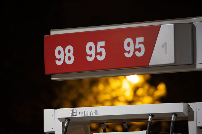 中国石化加油站夜晚的98号和95号加油机顶部 图片来源：中国图片社
