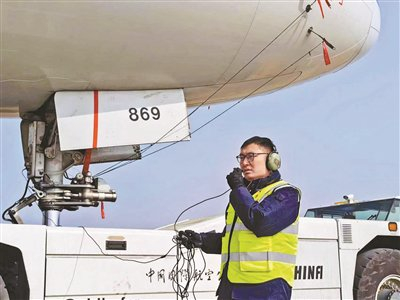 李超春节期间在一线带班