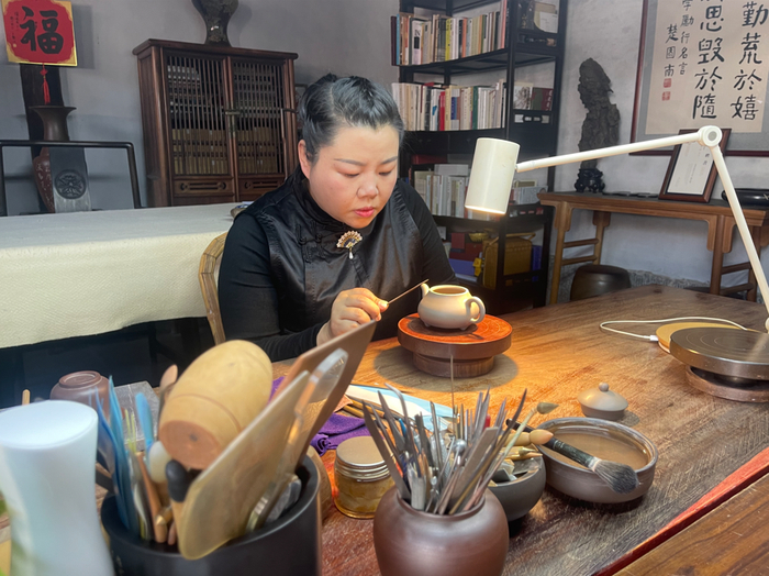 田静正在制作紫陶茶壶。黄翘楚 摄