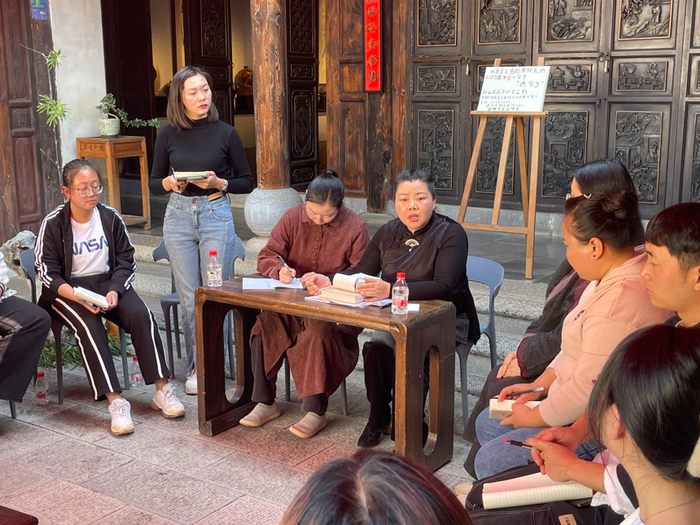 田静为返乡大学生授课。黄翘楚 摄