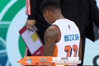 冲动了！皮特森命中高难度三分倒地 抱怨没吹犯规反而吃T