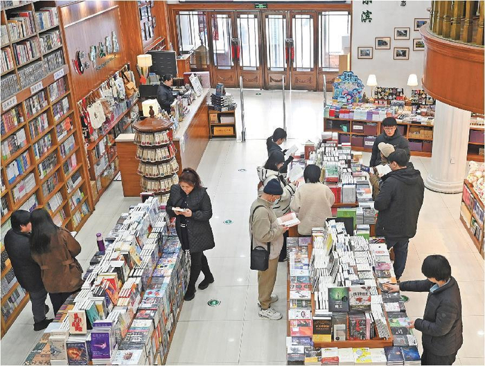 市民在黑龙江省哈尔滨市中央书店翻阅书籍