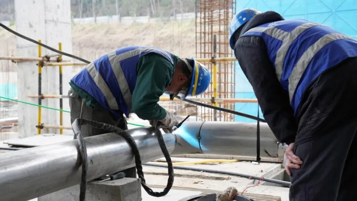 ▲ 施工人员正在作业 摄影：陈旋