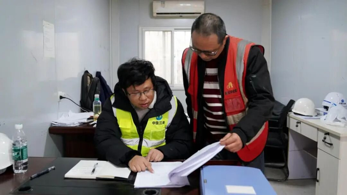 ▲ 东山水质净化厂现场管理人员正在检查工作日志 摄影：陈旋