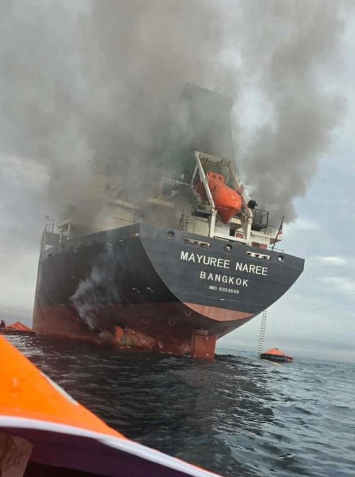 这张泰国海军3月11日发布的照片显示，一艘泰国货船在霍尔木兹海峡海域遭袭起火。图片来源：新华社