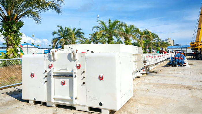 世界首套550米刮板输送成套装备主体部分在印尼当地组装完成，等待下井。